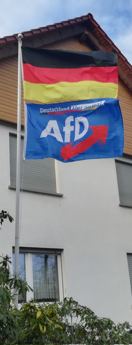 Offensichtlich laufen schon so viele SPD- und Grünenwähler zur AfD über, daß sie sich nachts mit Leitern im Gepäck AfD-Fahnen von Masten besorgen müssen.
Heh, ihr hättet auch tagsüber klingeln können, ich hab schon nachbestellt 😂🤣😂