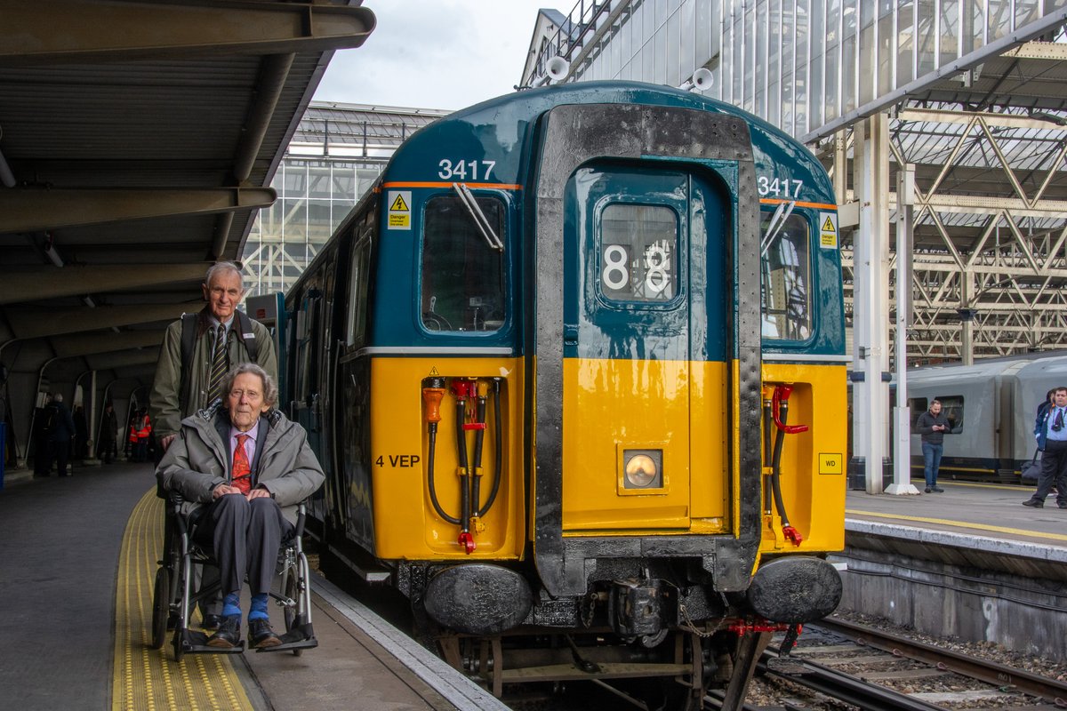 Gordon_3417's tweet photo. A Year Ago Today: a 4VEP back to @LondonWaterloo 
Still astonished &amp; proud of what we managed to achieve (with an awful lot of help.)

@networkrail @bluebellrailway @SW_Help @LordPeterHendy @GBRailfreight @TBMRail @SiemensMobility @AlstomUK 

@LynnTheTrim @ChrisUk10 @rasalmon https://t.co/oRBDpZJZwG