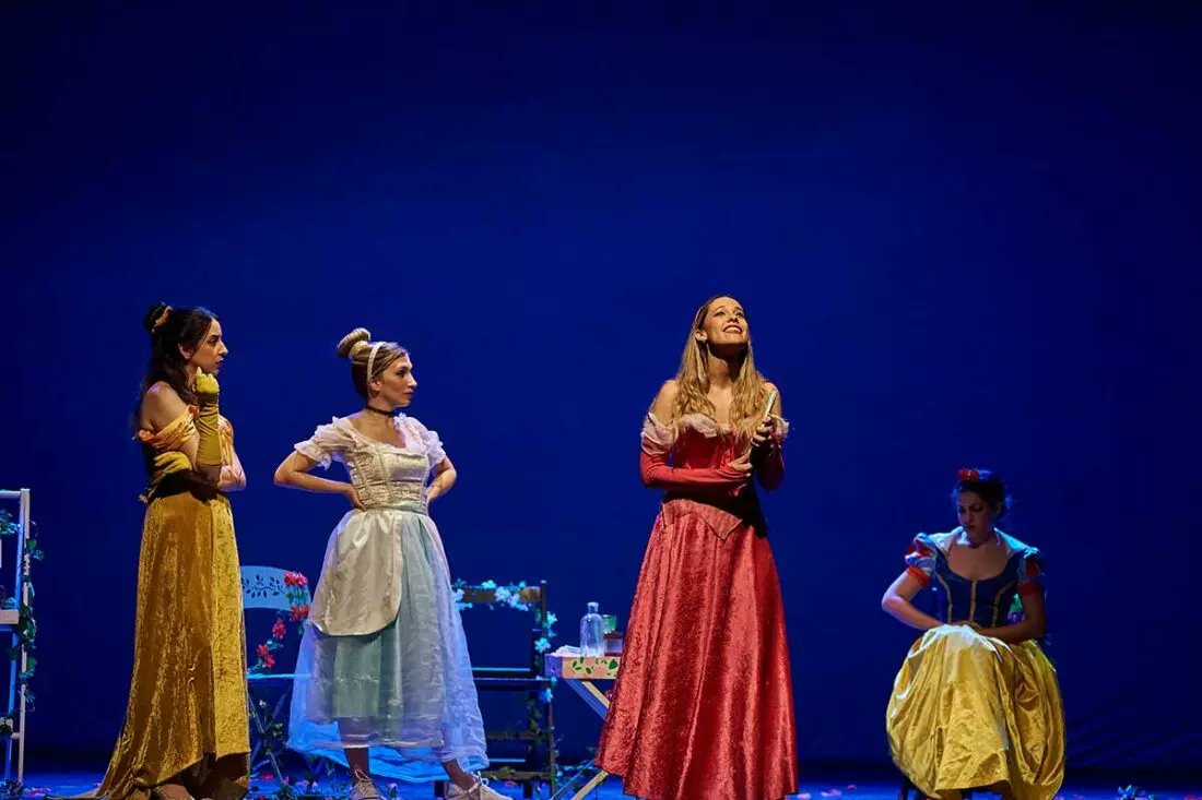 RECOMENDACIÓN 👏👏👏👏👏 - «Imprescindible, haced lo que podáis para ir a verlas», dicen nuestros recomendadores sobre 'No me toques el cuento'. Hazles caso y ve a @ElPavonTeatro a ver a estar princesas que se han hartado de ser princesas👉 bit.ly/4gn5PlM
