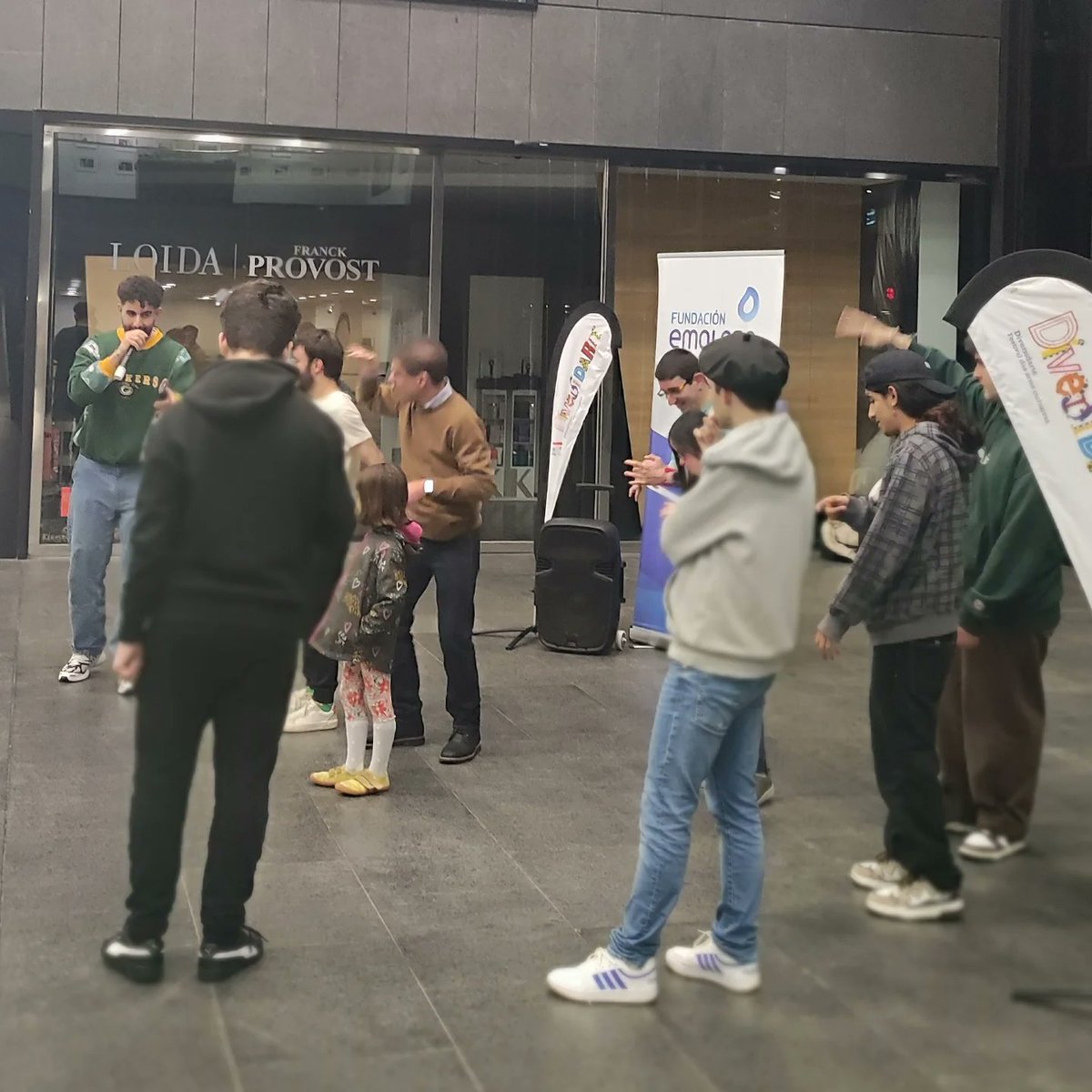 Fundación Emalcsa (@fundemalcsa) on Twitter photo O venres foi o momento do #freestyle con <a href="/poten100mos/">Plataforma DiversidArte</a> e <a href="/gallos_norte/">Gallos del Norte</a> 🎤 Estas sesións contan cun grupo variado e inclusivo de artistas que demostran que no #HipHop hai espazo para todos
➡️ Este proxecto forma parte do programa Cultura Accesible e Inclusiva da Fundación Emalcsa O venres foi o momento do #freestyle con <a href="/poten100mos/">Plataforma DiversidArte</a> e <a href="/gallos_norte/">Gallos del Norte</a> 🎤 Estas sesións contan cun grupo variado e inclusivo de artistas que demostran que no #HipHop hai espazo para todos
➡️ Este proxecto forma parte do programa Cultura Accesible e Inclusiva da Fundación Emalcsa