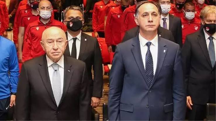 abdullahbiricik's tweet photo. 📌MHK Başkanı Ferhat Gündoğdu TED’de üst düzey yönetici!
Hem TED’den hem de TFF’den maaş alıyor.
📌TED’in “Jose ve Fenerbahçe iyi ki varsın!” gibi kampanyalarla Fenerbahçe ile yakın ilişkileri mevcut.
📌Ferhat Gündoğdu’yu TFF’de göreve başlatan isim Nihat Özdemir.
📌 Ferhat Gündoğdu’yu Genelkurmay’a aldırdığı iddia edilen isim, daha önce FETÖ’den ağırlaştırırmış müebbet hapis cezasına çarptırılan Korgeneral Metin İyidil.
📌Metin İyidil Nihat Özdemir’in kayınbiraderi!
📌TED’in Genel Sekreteri Eda Aslı Özdemir Nihat Özdemir’in gelini!
📌Eda Aslı Özdemir, Fenerbahçe spor kulübü üyesi.
📌Nihat Özdemir’in oğlu ve şu anda TED Genel Sekreterliği yapan gelini Eda Aslı Özdemir 16 Ocak 2020 yılında Korgeneral Metin İyidil’i sakladıkları gerekçesi ile göz altına alınmıştı.