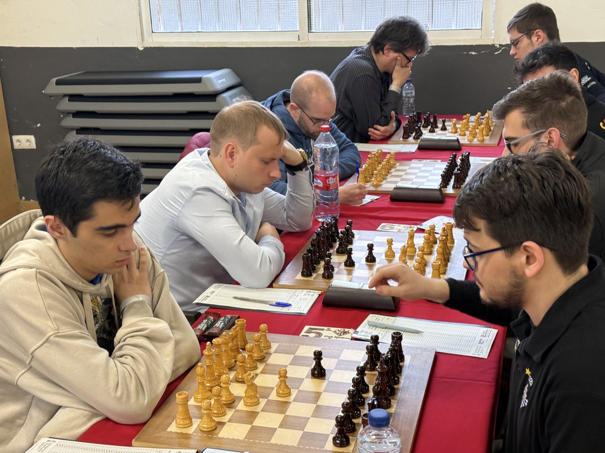 BarberaAndreu's tweet photo. El Club Ajedrez Andreu Paterna se impone al Silla en un duelo que contó con 7 Grandes Maestros y 8 Maestros Internacionales y deja al equipo como líder de la categoría. Esta victoria coloca al Club Ajedrez Andreu Paterna con dos puntos sobre sus rivales.
Enhorabuena equipo! https://t.co/QWVKfY5TNL