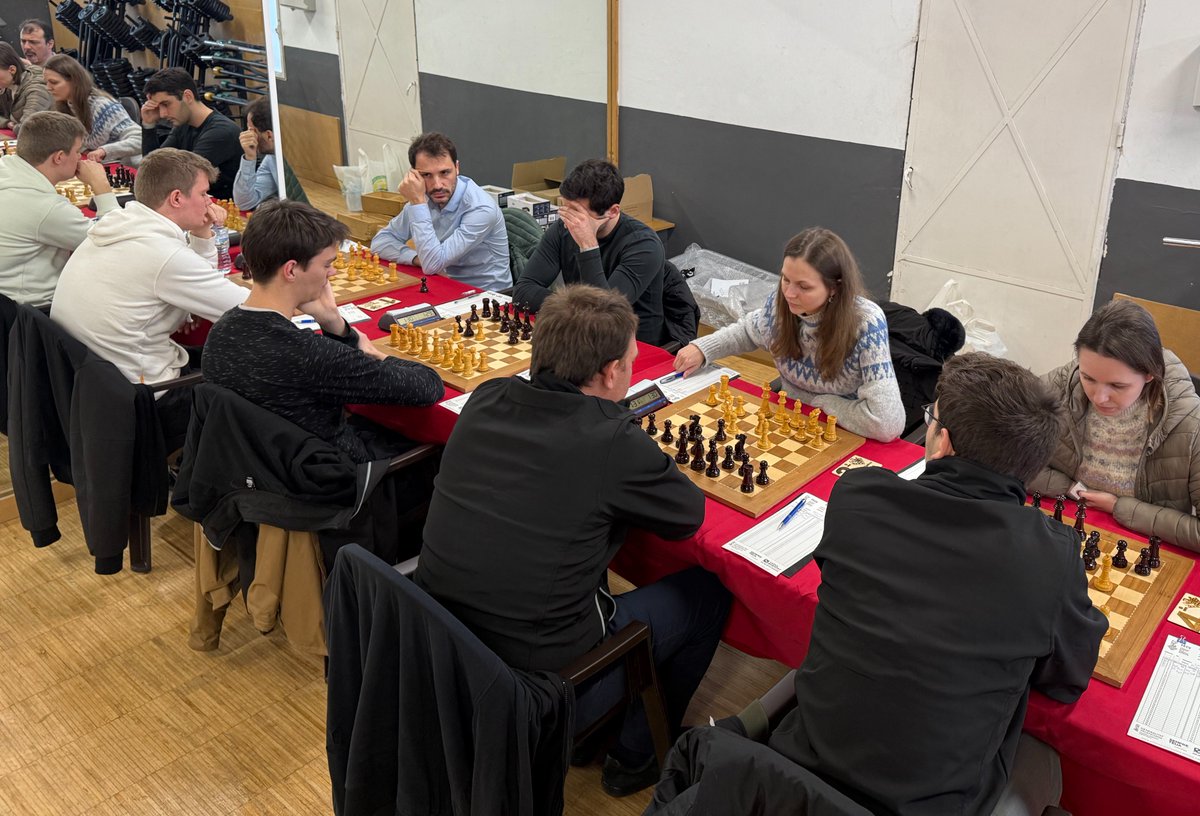 BarberaAndreu's tweet photo. El Club Ajedrez Andreu Paterna se impone al Silla en un duelo que contó con 7 Grandes Maestros y 8 Maestros Internacionales y deja al equipo como líder de la categoría. Esta victoria coloca al Club Ajedrez Andreu Paterna con dos puntos sobre sus rivales.
Enhorabuena equipo! https://t.co/QWVKfY5TNL