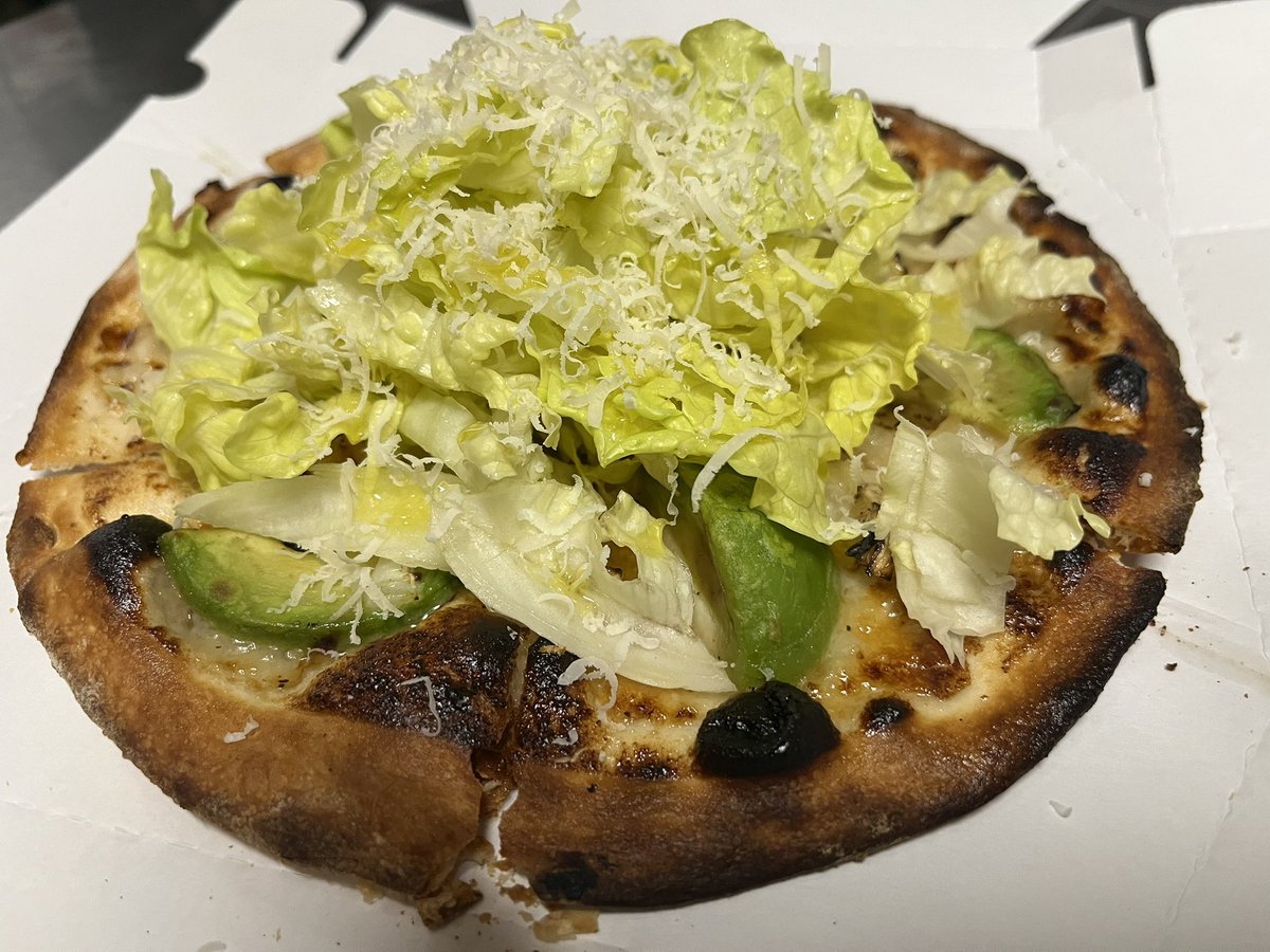 本日ご来店星乃ヨウさんおすすめピッツァ🍕
新鮮野菜でパリパリヘルシー

🥗シーザーサラダピッツァ🥗

（ラジオ実況中📻）
#らじちょこ 
#星乃ヨウ 
#FMからつ