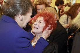 BLEUKLEINN's tweet photo. Après l'horreur #AuschwitzBirkenau , il reste la détermination de ne pas se taire, de raconter l'enfer des camps de la mort, et de transmettre la mémoire. 

C'est aussi l'histoire d'une amitié indéfectible entre #SimoneVeil et #MarcelineLoridanIvens qui étaient plus que des amies, mais des "sœurs de vie".

Extrait d’un entretien avec Marceline Loridan-Ivens en 2017. 

Comment avez-vous rencontré Simone Veil ?

Marceline Loridan-Ivens : 
« Nous étions dans le même convoi en route pour Birkenau. J’avais 15 ans, elle en avait 16. On s’est retrouvées dans le même bloc. Le matricule gravé sur mon avant-bras est 78750, le sien était 78651.
Dans le baraquement nous étions face à face l’une de l’autre. Elle était au deuxième étage, moi au troisième. J’étais seule, elle était avec sa mère et sa sœur et nous ne comprenions pas où nous nous trouvions. Nous étions des enfants. On nous obligeait à nous mettre nues et c’était insupportable. 

Un jour pour échapper aux corvées humiliantes, on s’est planquées sous les paillasses, recouvertes d’une couverture. Personne ne nous a trouvées et on a échappé aux corvées. Nous étions complices.
Je me souviens aussi m’être approchée avec elle d’une baraque où l’on entendait parler français. C’était des communistes françaises. Elles nous ont chassées en nous traitant de « sales juives ». »

Comment deux jeunes filles peuvent survivre dans cet enfer ?

Marceline Loridan-Ivens: 
« Nous savions que tôt ou tard nous serions assassinées.
Mais il y avait toujours la trace de l’insouciance de la jeunesse. On chantait. On fredonnait surtout une chanson d’Édith Piaf, interdite aujourd’hui, « Le grand voyage du pauvre nègre ». Il fallait tenir.
Nous avons tenu puis nous avons été séparées. J’ai été envoyée dans le camp de #Theresienstadt. Une kapo [prisonnière juive chargée de surveiller les autres détenues, ndlr] a dit à Simone qu’elle était trop belle pour mourir. 
Simone a été transférée avec sa mère et sa sœur à #BergenBelsen. Je l’ai perdue de vue pendant longtemps. Nous nous sommes retrouvées, par hasard, dans la rue à Paris, en 1956. Je vois une jeune femme avec une poussette et c’était Simone. On s’est reconnues tout de suite.
Je ne l’ai pas revue tout de suite après, mais nous nous sommes rencontrées à nouveau deux ou trois ans plus tard toujours à Paris. Depuis lors, on se voyait régulièrement. Je n’ai jamais cessé de la voir. Nous parlions beaucoup des camps, pas de politique. C’était comme une sœur. Je l’aimais. »

Avec la disparition de Simone Veil disparaît une voix essentielle du combat pour sauvegarder la mémoire de la Shoah. Comment le ressentez-vous ?

Marceline Loridan-Ivens: 
« C’est la fin d’une époque. Quand nous sommes revenues des camps nous ne voulions pas nous taire mais les gens ne voulaient pas entendre ce que nous avions à dire.
Comme Simone je me suis beaucoup occupée de transmettre cette mémoire. Mais aujourd’hui, j’observe cela avec beaucoup de désespoir.
Je constate que beaucoup de gens sont maintenant hostiles à ce qu’on rappelle ce qui s’est passé. L’enseignement de la #Shoah à l’école est devenu difficile. Ça me fait peur. Je trouve que la vérité n’a jamais été dite. 
Je suis en colère contre la pensée correcte. Moi, je n’ai pas de pensée correcte et Simone Veil non plus n’avait pas de pensée correcte. Quand je parle je n’ai pas peur de dire que le grand mufti de Jérusalem [président du Conseil suprême musulman dans les années 1930, ndlr] était hitlérien. Il faut dire les choses. Je n’ai pas peur de les dire. »

Simone Veil (z’l) nous a quittés le 30 juin 2017, suivie par son amie Marceline Loridan-Ivens (z’l) le 18 septembre 2018, soit 14 mois plus tard. 
Ces deux photos d’elles m’ont toujours émue et touchées. Je les partage avec vous . 

Ces deux photos d'elles m'ont toujours émue et touchée. Je les partage avec vous.

Que l'évocation de leurs noms soit une bénédiction éternelle.🕯️
 
#AuschwitzBirkenau 
#80ans
#DevoirDeMemoire
#NiPardonNiOubli