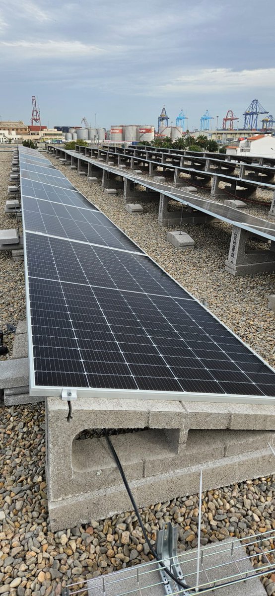 🏥♻️ El centro de salud Nazaret instala placas solares para mejorar la eficiencia energética del edificio y disminuir las emisiones de CO2

🔗Lee la noticia 👉breu.gva.es/b/TY3oa4VPyD