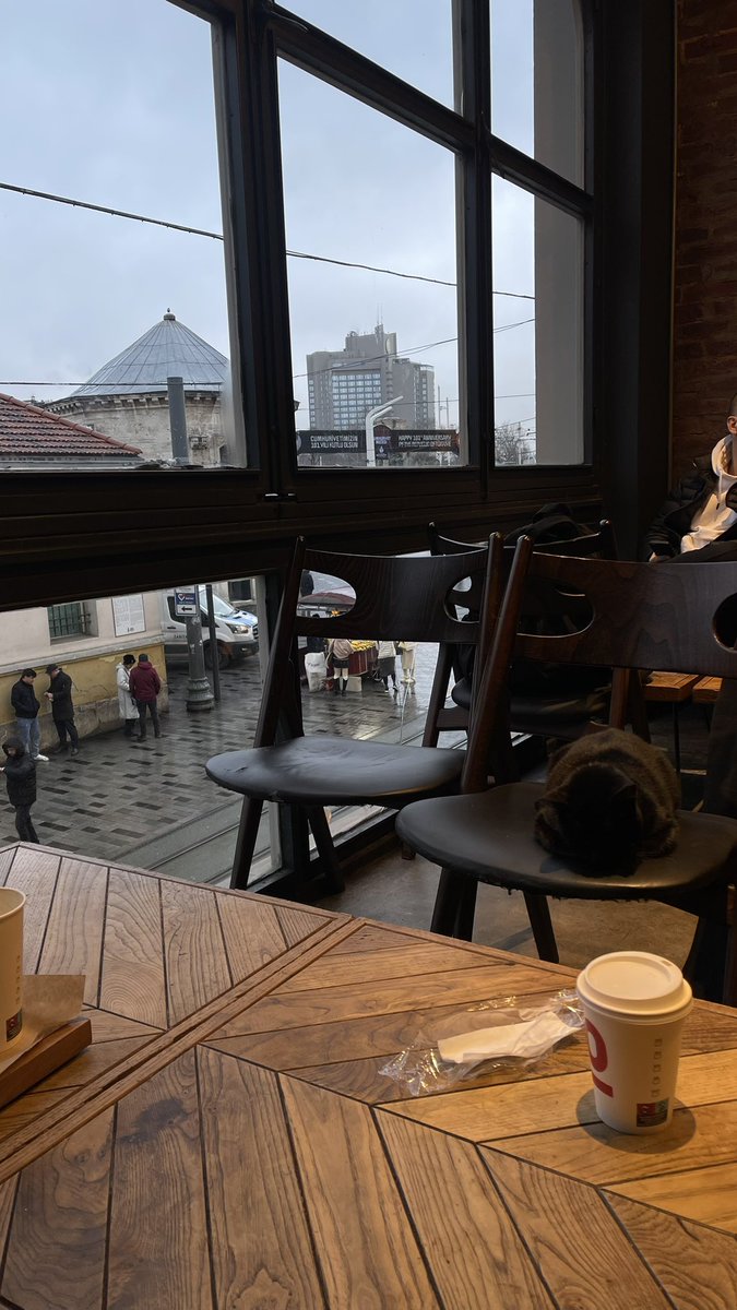 أول غناتي صوت الاشواق يدعيش
                        واخـــــر غناتي شق صدري حنيني