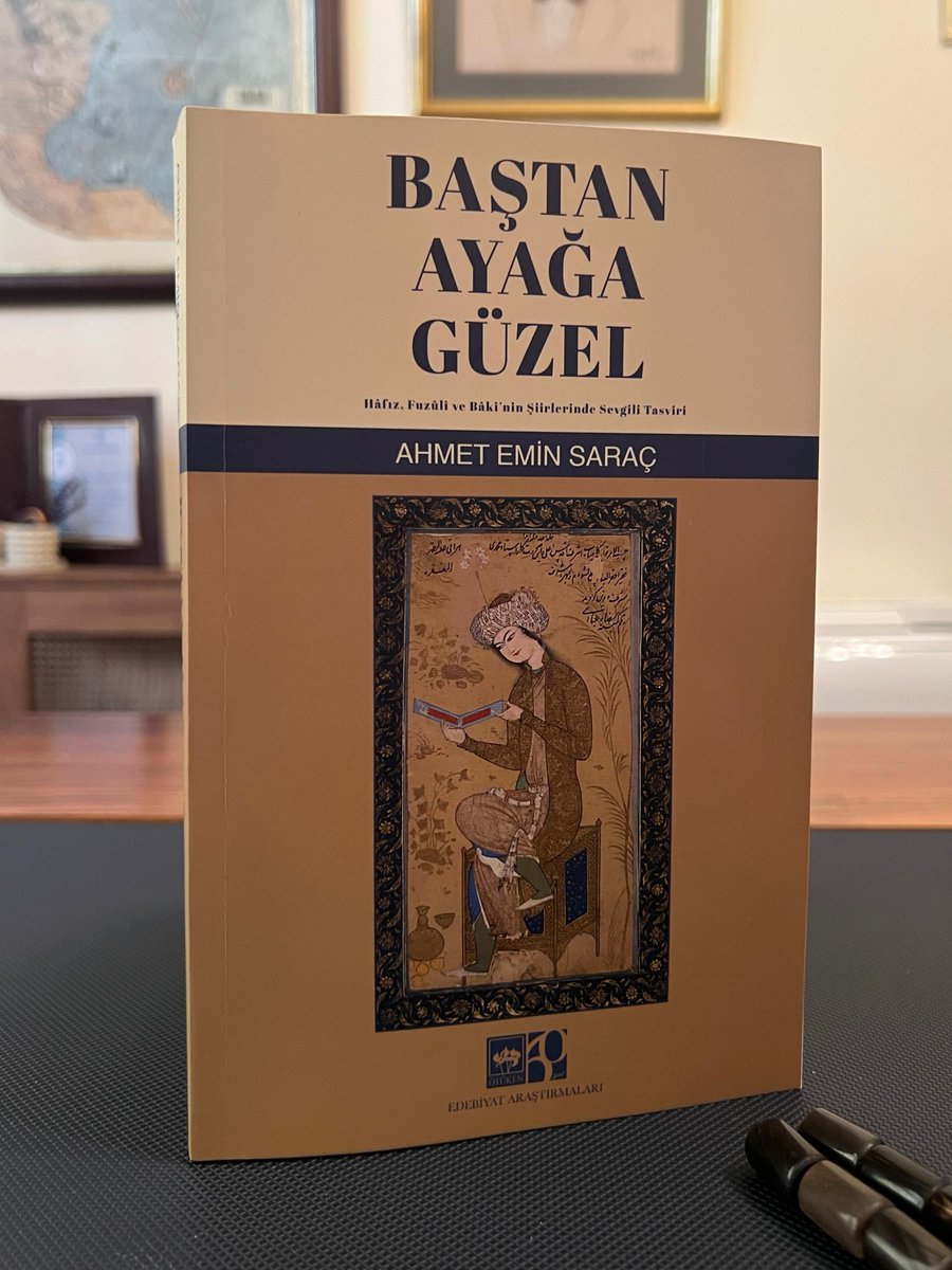 GAverbek's tweet photo. Önce duası: Adını ben verdim, yaşını Allah versin!

Edebiyat alakalılarının kütüphanelerinde yer açmalarında fayda var. Fars ve Türk edebiyatları irtibatını üç şair üzerinden ele alan çalışma, Ahmet Emin’in doktora teziydi. Ben de editörlüğünü üstlendim. Faydalı olmasını dilerim. https://t.co/UI4FJSXNev