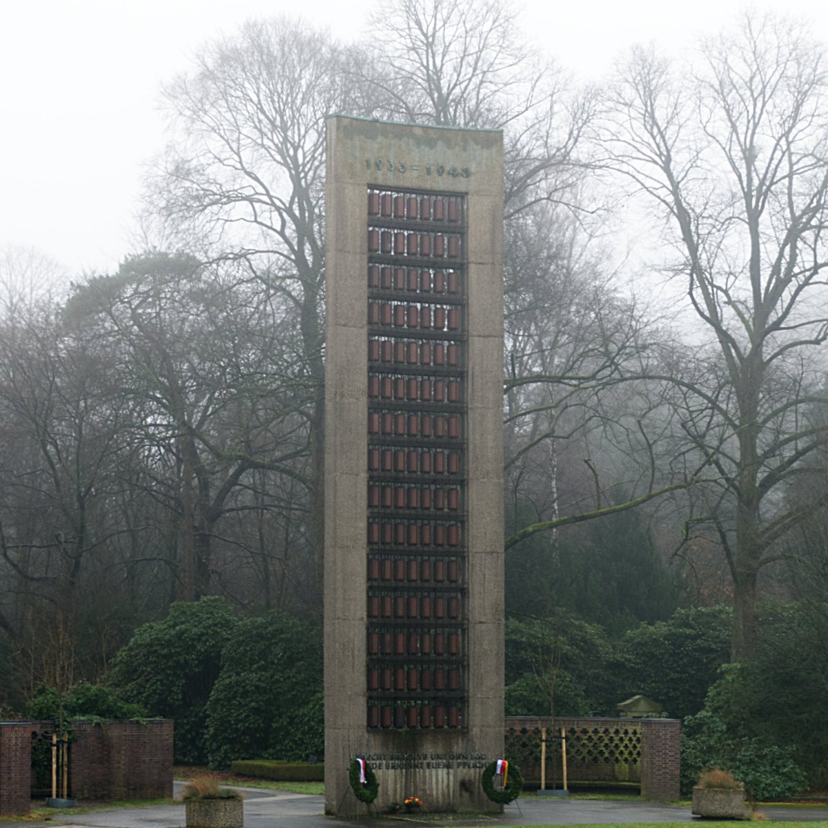 Heute vor 80 Jahren, am 27. Januar 1945, wurde das Konzentrationslager Auschwitz, der größte Komplex aus nationalsozialistischen Vernichtungslagern, durch die Rote Armee befreit. Das Foto zeigt das 1949 geschaffene Mahnmal für die Opfer nationalsozialistischer Verfolgung auf dem