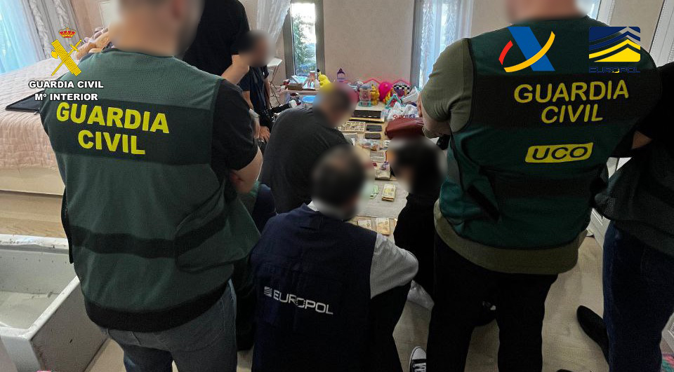🚨 23 underground bankers arrested and EUR 35.7 million seized - Criminal network composed of mostly Ukrainians abused EU’s temporary protection status to move massive cash amounts. 

Details ⤵️

europol.europa.eu/media-press/ne…