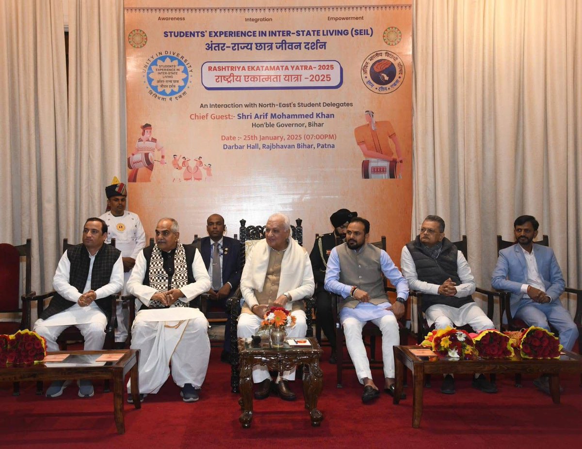 ABVPVoice's tweet photo. लोकतंत्र की जननी, ज्ञान और आध्यात्म से समूचे विश्व को आलोकित करने वाली भूमि बिहार में @SEILOrgin द्वारा आयोजित राष्ट्रीय एकात्मता यात्रा-2025 के निमित्त पूर्वोत्तर भारत से आए छात्र प्रतिनिधियों का राजभवन बिहार के दरबार हॉल में बिहार के माननीय राज्यपाल श्री आरिफ़ मोहम्मद खां ने अभिनंदन एवं स्वागत किया तथा प्रतिनिधियों से इस यात्रा के बारे में चर्चा की। इस दौरान बिहार-झारखंड क्षेत्र के क्षेत्रीय संगठन मंत्री श्री @yagywalkya  उपस्थित रहे। 

#SEILTour2025