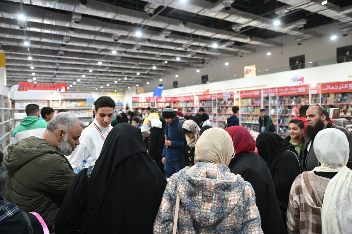 cairobookfair's tweet photo. إقبال جماهيري كبير باليوم الرابع لمعرض القاهرة الدولي للكتاب 
يستقبل المعرض زواره يوميًا من 10 صباحًا حتى 8 مساءً، عدا يومي الخميس والجمعة من 10 صباحًا حتى 9 مساءً.
#وزارة_الثقافة_المصرية
#معرض_القاهرة_الدولي_للكتاب_56
#CIBF56
  #الهيئة_المصرية_للكتاب  
#اقرأ_في_البدء_كان_الكلمة https://t.co/m6NvP88TbZ
