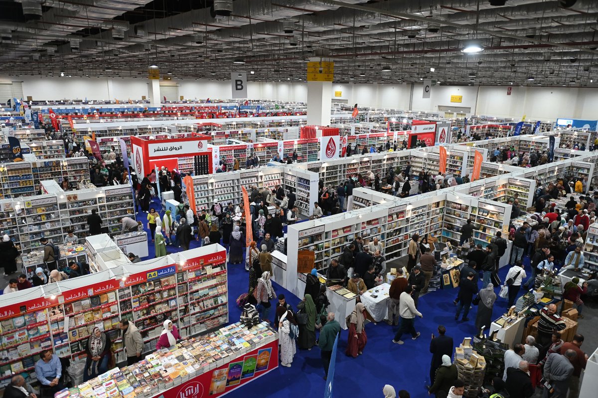 cairobookfair's tweet photo. إقبال جماهيري كبير باليوم الرابع لمعرض القاهرة الدولي للكتاب 
يستقبل المعرض زواره يوميًا من 10 صباحًا حتى 8 مساءً، عدا يومي الخميس والجمعة من 10 صباحًا حتى 9 مساءً.
#وزارة_الثقافة_المصرية
#معرض_القاهرة_الدولي_للكتاب_56
#CIBF56
  #الهيئة_المصرية_للكتاب  
#اقرأ_في_البدء_كان_الكلمة https://t.co/m6NvP88TbZ