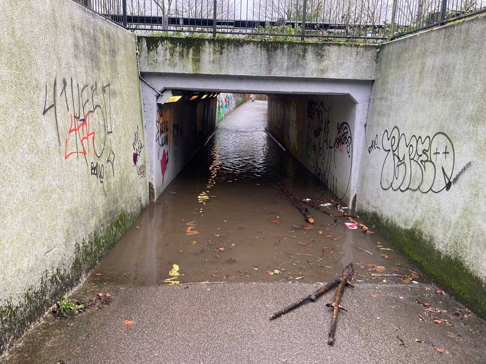 kolokube's tweet photo. @SwindonCouncil This underpass has been flooded for the past 4 days, forcing people to cross the very busy Western Way at the Mannington Roundabout – can you please prioritise pedestrians for once? Forced to walk through Fish Brothers as there are no pavements either! 🙄 https://t.co/MQKsXIkgON