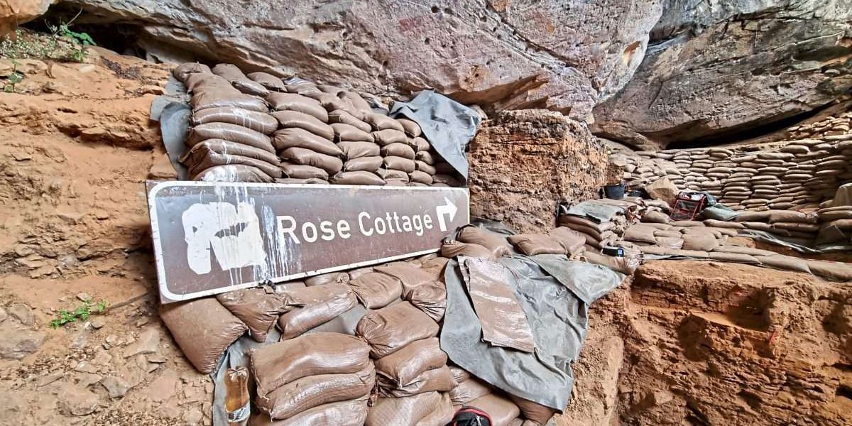 Julia Sica @derstandardat besuchte die Grabung in der #RoseCottageCave in #Südafrika. Unter österreich.-südafrikan. Leitung wird eine entscheidende Phase in der kulturellen Evolution des Menschen untersucht.
➡️ Als in der Steinzeit die Betten brannten buff.ly/3WCceC5