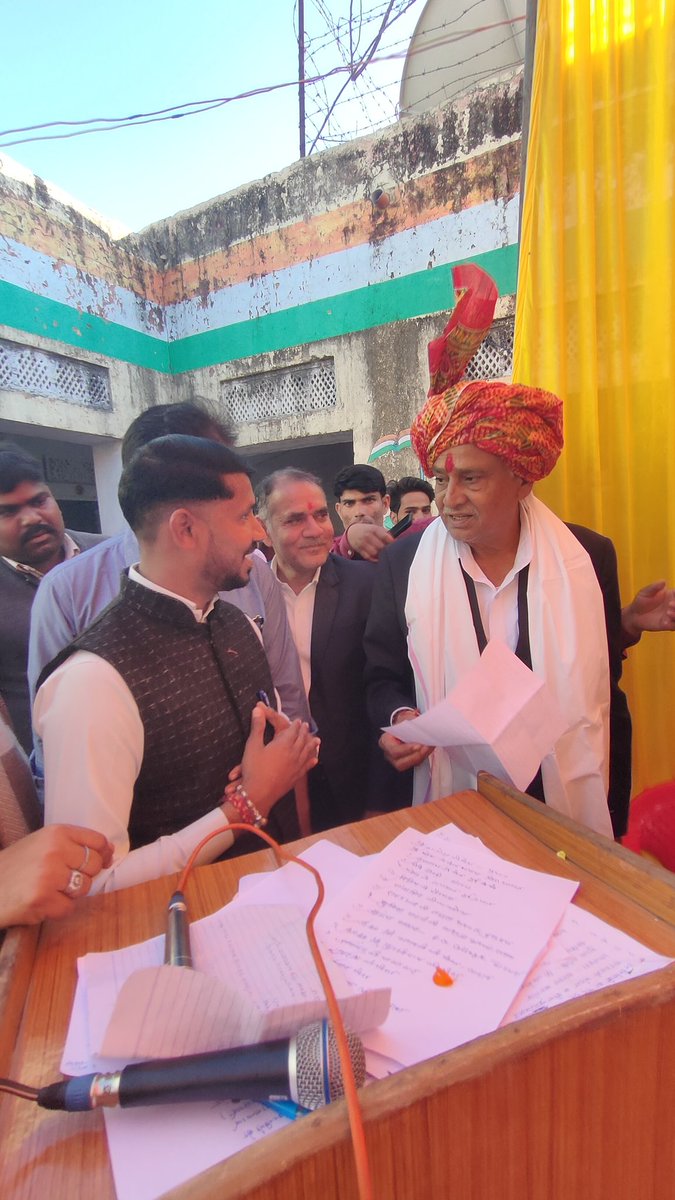 JPPraja80645847's tweet photo. आज दौसा विधानसभा प्रत्याशी श्री जगमोहन जी मीना को कंप्यूटर अनुदेशकों ने कैडर सुधार करने ओर वेतन विसंगति को दूर करवाने के लिए ज्ञापन दिया।
श्रीमान जी ने कहा कि आपका मामला मेरे ध्यान में है, मैं इस पर हर संभव प्रयास करूंगा।
@madandilawar @banwarbadagavon 
@RajCMO 
@rdevdesigner72 https://t.co/FPiCLhDTb9