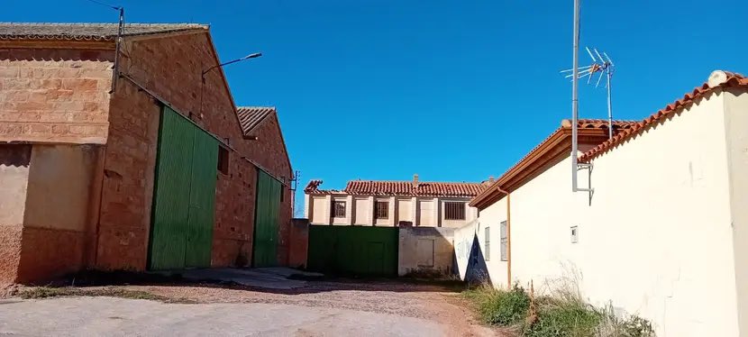 castorsanc's tweet photo. A esto que está haciendo la Alcaldesa de Torre de Juan Abad con la principal actividad del pueblo como se le puede llamar?
Unas naves que llevan usándose más de 40 años para guardar el cereal y poder conseguir mejores precios, y ahora no se van a poder usar. https://t.co/lKNrj2Mue9