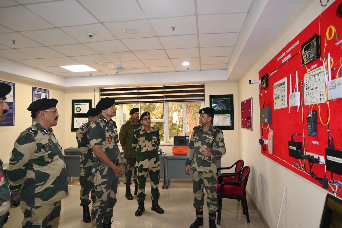 BSF_BICIT's tweet photo. "Visit of DG BSF"
Sh. Daljit Singh Chawdhary, IPS, DG BSF visited BICIT campus And interacted with troops.
#BSF #BICIT
#JAI HIND https://t.co/mHHPCE2hAv