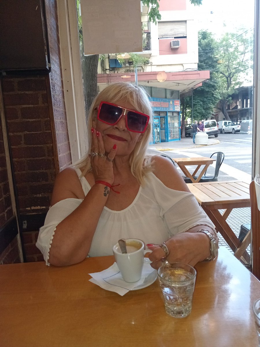 Hola 🙋‍♀️buenos días☕️🧉 mis queridos amigos 😘😘🥀🌿🌸🎶🌞