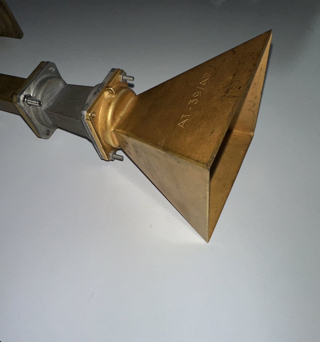 oz1lqo's tweet image. LOL! What the fresh h.ll even 🤷🏼‍♂️😂 
Online WG pricing (especially endlaunces and horns) is one of the most misunderstood topics ever 🤪
I that exact horn, including the WR90 tapered adapter, suggest me a reasonable price please 😂 #hamradio #hamr #rfengineer #10GHzFTW