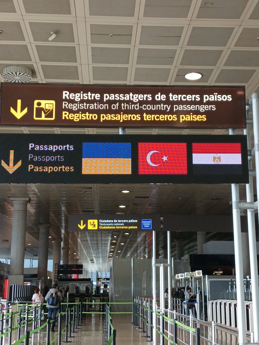 Barcelona hava limanı. Bakın bize diyorlar bunu. Okuyor mu, duyuyor musunuz?