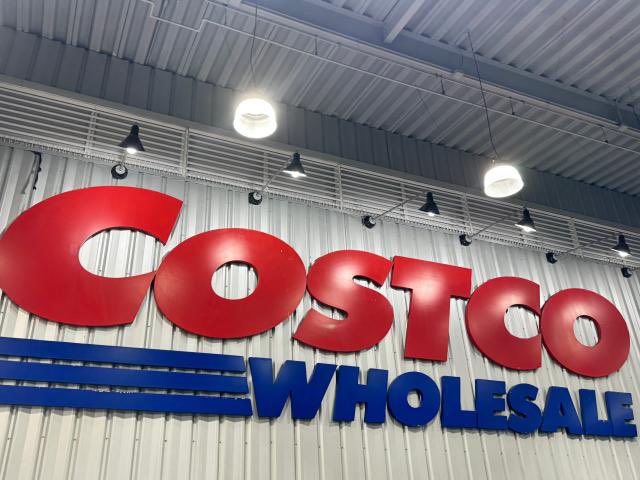 bluhue123's tweet image. Costco is standing by its DEI policy.

Target and Walmart ending DEI policies.

Do you support Costco decision?

Yes 👍 
No 👎