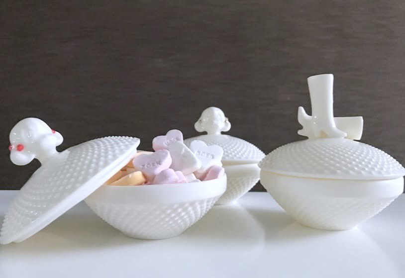 Prachtig kunst Schaaltje ----- meisje wit-rood
Deze creatie is een ambachtelijk sierobject, die op basis van reizen en nostalgie > studiodewinkel.nl/wonen/p-1/?_gl…
#kunstschaaltje #dutchdesign #leebaeyens #dutchartist #handmade #madeinholland #porcelain #porselein #artobject