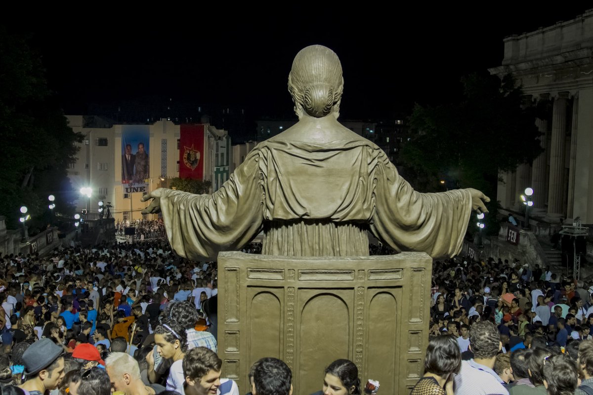 1953: 1ra Marcha de las Antorchas de los estudiantes universitarios bajó la escalinata hasta la Fragua Martiana la medianoche del 27 de enero para esperar el advenimiento del centenario del natalicio del Apóstol, comandada por Fidel Castro Ruz. #CubaViveEnSuHistoría #CubaMined