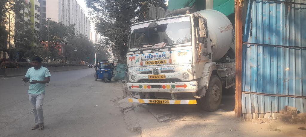 angaddubey07's tweet photo. There no rules and regulations
#TrafficRules
#trafficsafety
#PollutionControl
#humansafety
footpath has blocked.. for Public..
Public Walking on middle on road..bcz Rishabraj developer in Jawahar Nagar, S.V road, Goregaon West, Mumbai 104. Working in progress.. https://t.co/1E4PaLTXoA