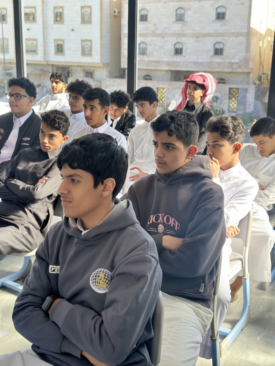 Alinjaz_School's tweet photo. جانب من الورشة التطورية في اللغة الإنجليزية و الصينية في إطار الشراكة المجتمعية مع معهد نهج المعرفة

@_Knowledge9 https://t.co/fklv5pSvtE