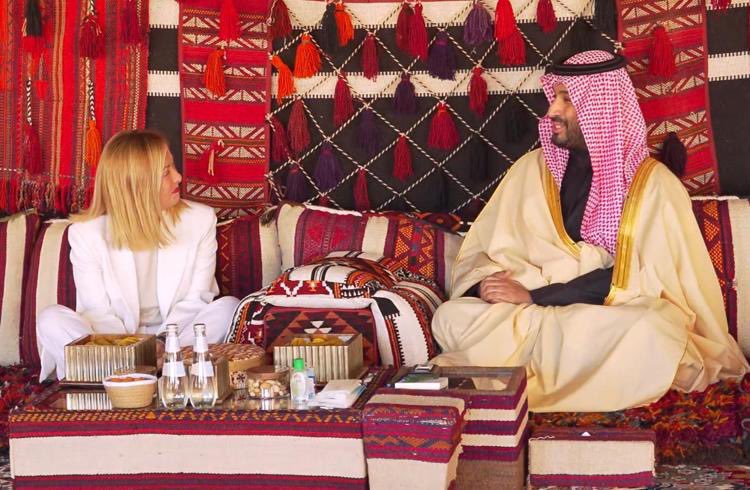 AleAmbrosiTW's tweet photo. Il mio BRAVA a Giorgia Meloni che va in Arabia Saudita e NON mette il velo come invece fanno le politche di sinistra femministe solo a chiacchiere.

Una grandissima dimostrazione di DIGNITÀ per i diritti delle donne! 🇮🇹🇮🇹 https://t.co/zSHk0OsrWu