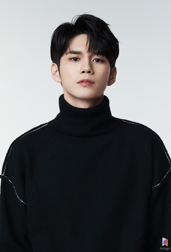 #OngSeongWu will make his first appearance on an entertainment show, SechaJANG (Car Wash Jang) after his military discharge.

He will work as one-day part timer on a car wash where the MC #JangMinHo #JangSungKyu usually works to wash celebrities' cars while chit-chatting.