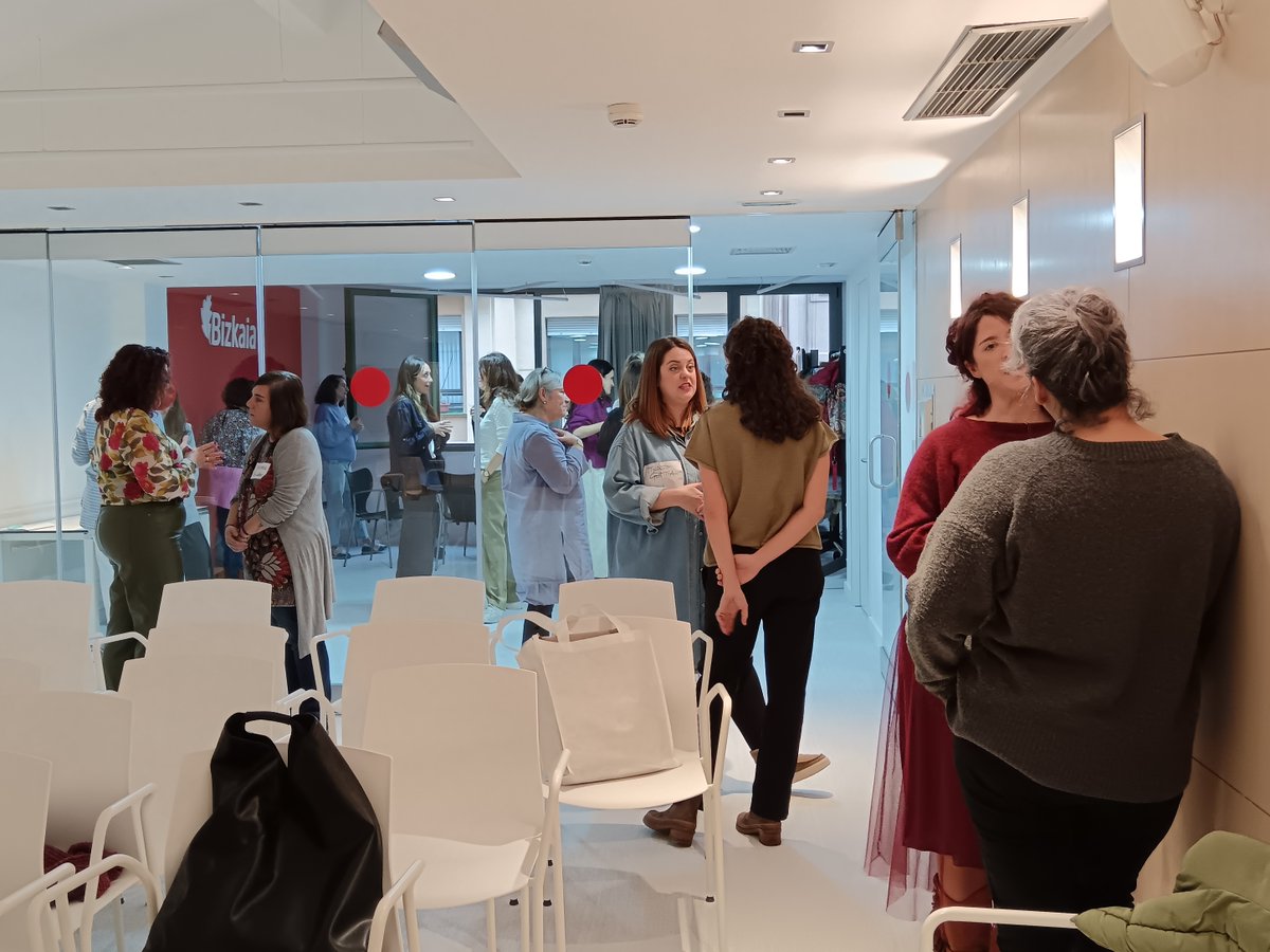 #ANDREkintzailea|ren XI. edizioa programako parte-hartzaileentzat hasierako networking batekin hasi da. Saioa Miren Lauzirikak dinamizatu du. Helburua elkar ezagutzea da, emakume ekintzaileen eta enpresarien arteko sareak ehuntzeko.

#BilbaoMetropoli30 #Bilbao