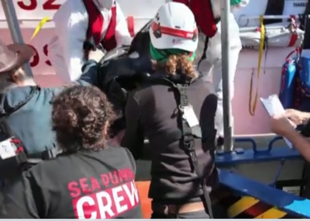 angela caponnetto (@angikappa) on Twitter photo 2 sacchi neri. Così lasciano il Mediterraneo i 2 bambini morti nel naufragio di ieri. A soccorrere i 15 sopravvissuti la ong <a href="/sea_punks/">Sea Punks e.V. | seapunks.bsky.social</a> che ha rianimato altri 2 bambini salvandoli. 7 i dispersi. Mentre la nave #Cassiopea con 49 verso #Shenjin e centianaia approdano a Lampedusa 2 sacchi neri. Così lasciano il Mediterraneo i 2 bambini morti nel naufragio di ieri. A soccorrere i 15 sopravvissuti la ong <a href="/sea_punks/">Sea Punks e.V. | seapunks.bsky.social</a> che ha rianimato altri 2 bambini salvandoli. 7 i dispersi. Mentre la nave #Cassiopea con 49 verso #Shenjin e centianaia approdano a Lampedusa