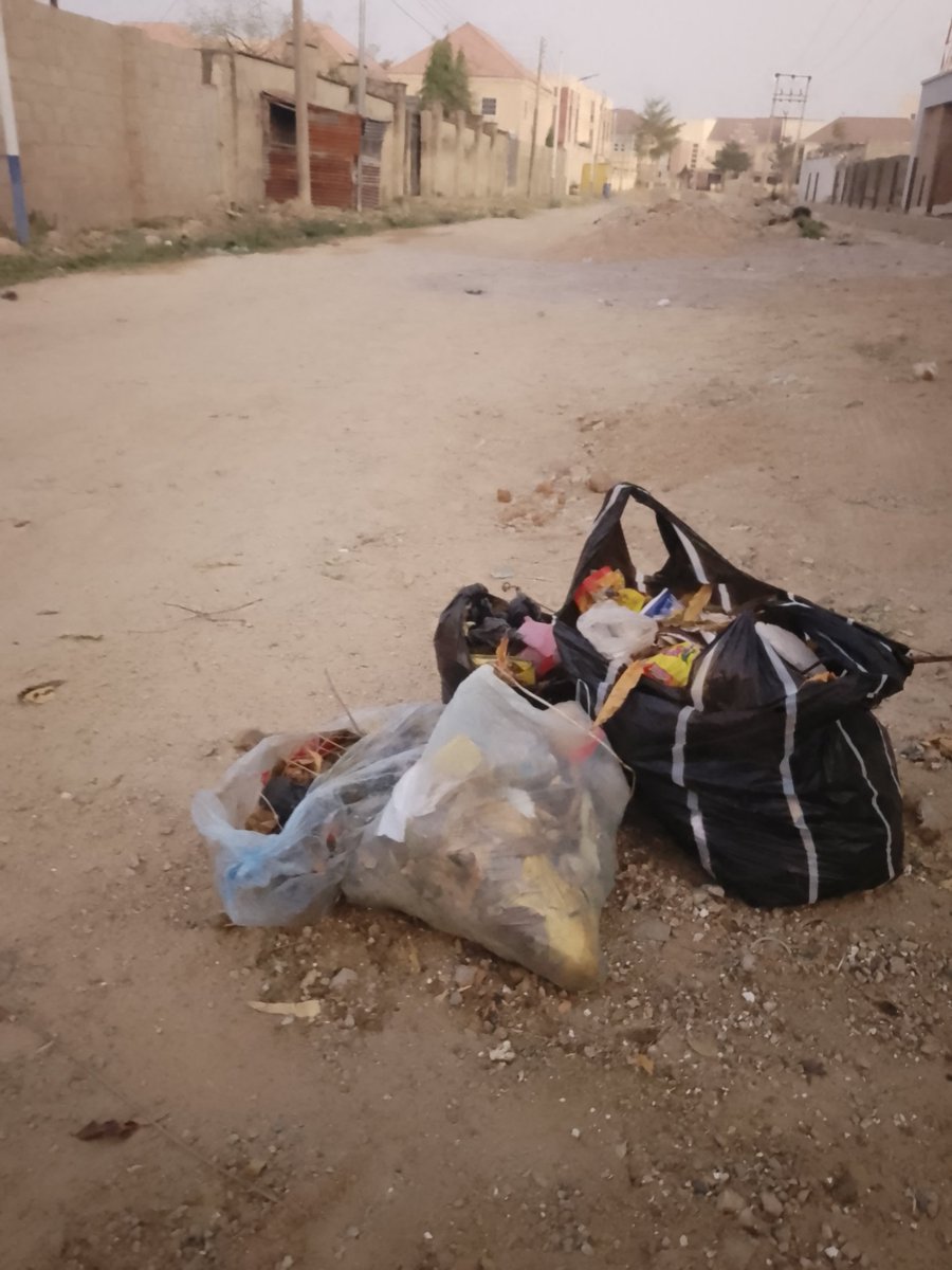 Faroukdanketa's tweet photo. Litters picked and disposed in the trash
@cleanify_vet 
#cleanifyChallenge
#ecoWarrior https://t.co/idoOgttLzY
