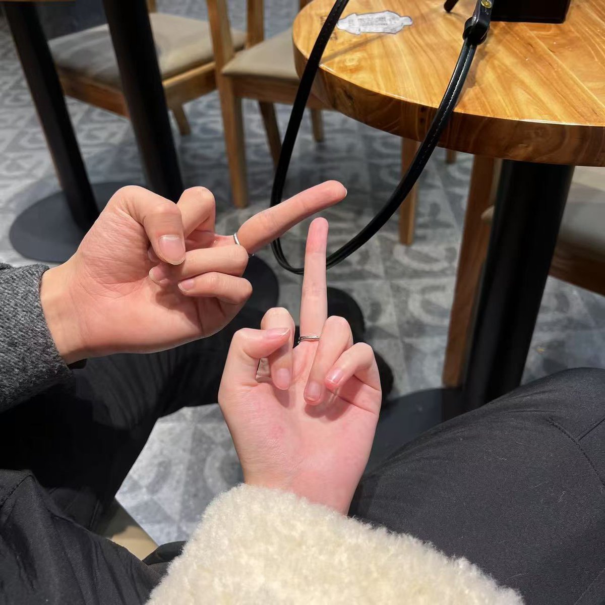 Qingshuimuyu's tweet photo. 像狗一样窥觑主人的幸福吗，有点意思。
#纯爱 #情侣s #情侣主 https://t.co/pvryRZW6fw