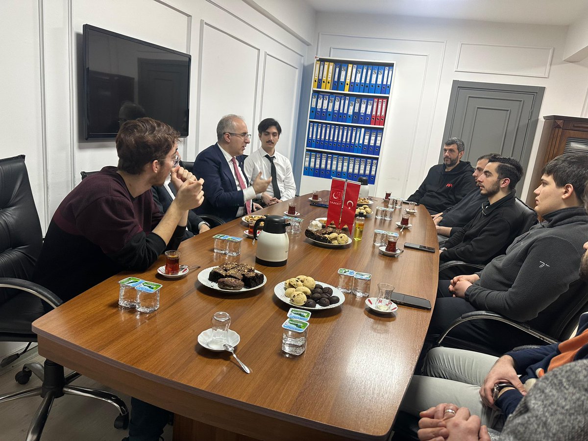 GencUskudar's tweet photo. Ocak Ayı Divanımıza katılım sağlayan İstanbul Milletvekilimiz Sayın Mustafa Kaya Başkanımıza katılımları ve hoş sohbetlerinden dolayı teşekkür ederiz.

@AzmiMustafaKaya @hterdagi 

#üsküdar #istanbul #saadetpartisi #milligörüş #AncakSaadetleOlur https://t.co/rWYGyHgpV8