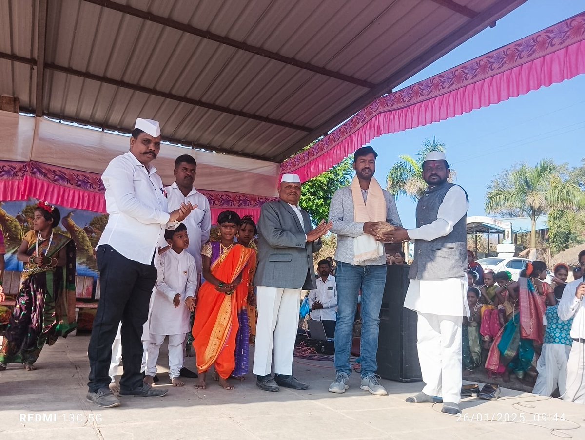 निखिल किसन कोकाटे या आदिवासी युवकाची  गिर्यारोहणासाठी आफ्रिका खंडातील सर्वात उंच शिखर किलीमांजारो सर करण्यासाठी निवड झाल्या बदल  तळेरान गावाच्या वतीने सत्कार करताना लोकनियुक्त सरपंच  गोविंदभाऊ साबळे व ग्रामस्त.

#TribalDevelopmentDepartment
#7Summits
#Kilimanjaro
#आदिवासी