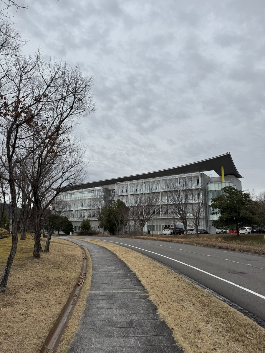 VrtcK's tweet photo. 本日のテクノプラザものづくり支援センター第１別館です☁️

今日は「 #国旗制定記念日 」

1870年に日本の国旗が公式に制定され、日本の象徴として親しまれています🇯🇵

国旗の円は赤ではなく紅色…！🧐
(ずっと赤だと思ってました🫣)

本日もよろしくお願いします！🙋
#イマソラ
#企業公式相互フォロー https://t.co/B4bGeRWEOJ