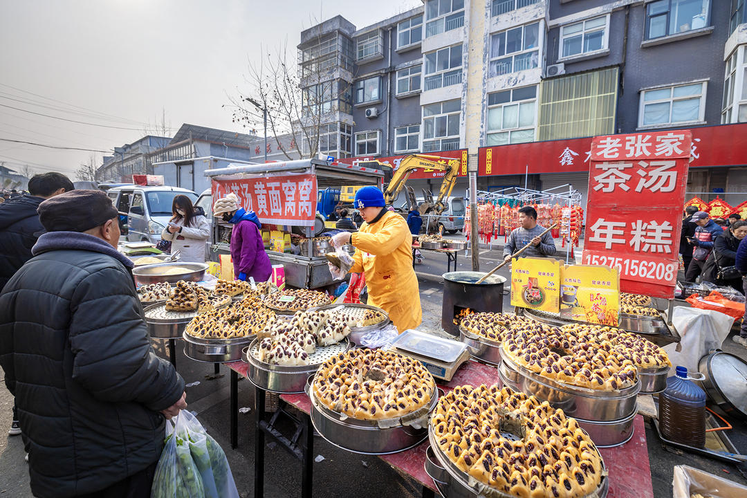 🍑🍠Amid the lively ambiance of #Shandong markets, people are eagerly buying essentials and festive delights, 😊making their final preparations for the upcoming #SpringFestival celebrations. #ChineseNewYear https://t.co/xBtKfM4wsv