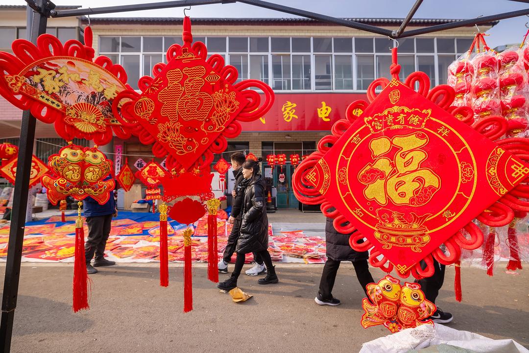 🍑🍠Amid the lively ambiance of #Shandong markets, people are eagerly buying essentials and festive delights, 😊making their final preparations for the upcoming #SpringFestival celebrations. #ChineseNewYear https://t.co/xBtKfM4wsv