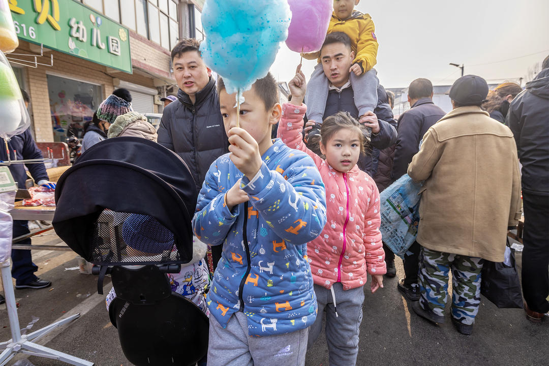 🍑🍠Amid the lively ambiance of #Shandong markets, people are eagerly buying essentials and festive delights, 😊making their final preparations for the upcoming #SpringFestival celebrations. #ChineseNewYear https://t.co/xBtKfM4wsv