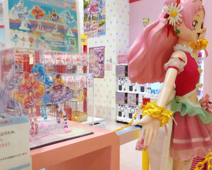 でっかいアクスタサンプル飾ってた!!裏まで素敵!4800円の価値は十分ありそう大きさ比較に大阪店の守護神エールさんを一緒に 