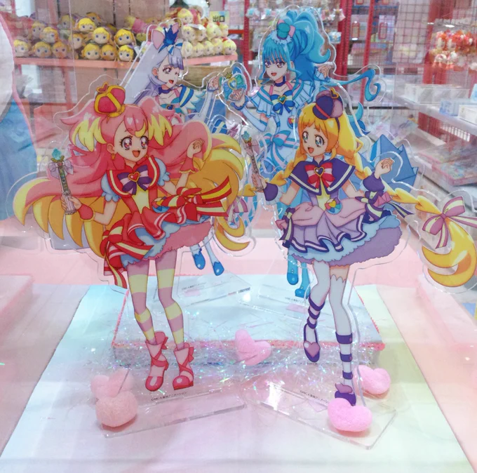 でっかいアクスタサンプル飾ってた!!裏まで素敵!4800円の価値は十分ありそう大きさ比較に大阪店の守護神エールさんを一緒に 