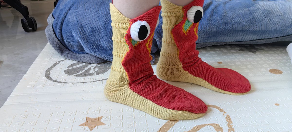 我收到了TFT的新年礼盒，这个小蛇的袜子真的好有创意哈哈哈哈哈哈🤣🐍