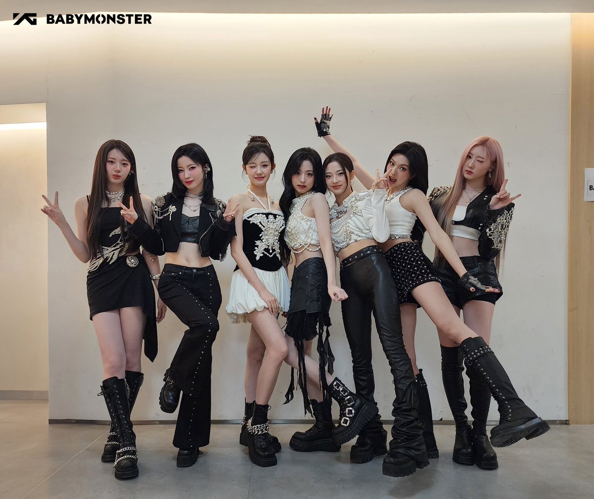 forbabymonster's tweet photo. #BABYMONSTER Group Photo on 2025 BABYMONSTER 1st World “HELLO MONSTERS” In Seoul 

#베이비몬스터 @YGBABYMONSTER_ https://t.co/3f2JIRIxvB