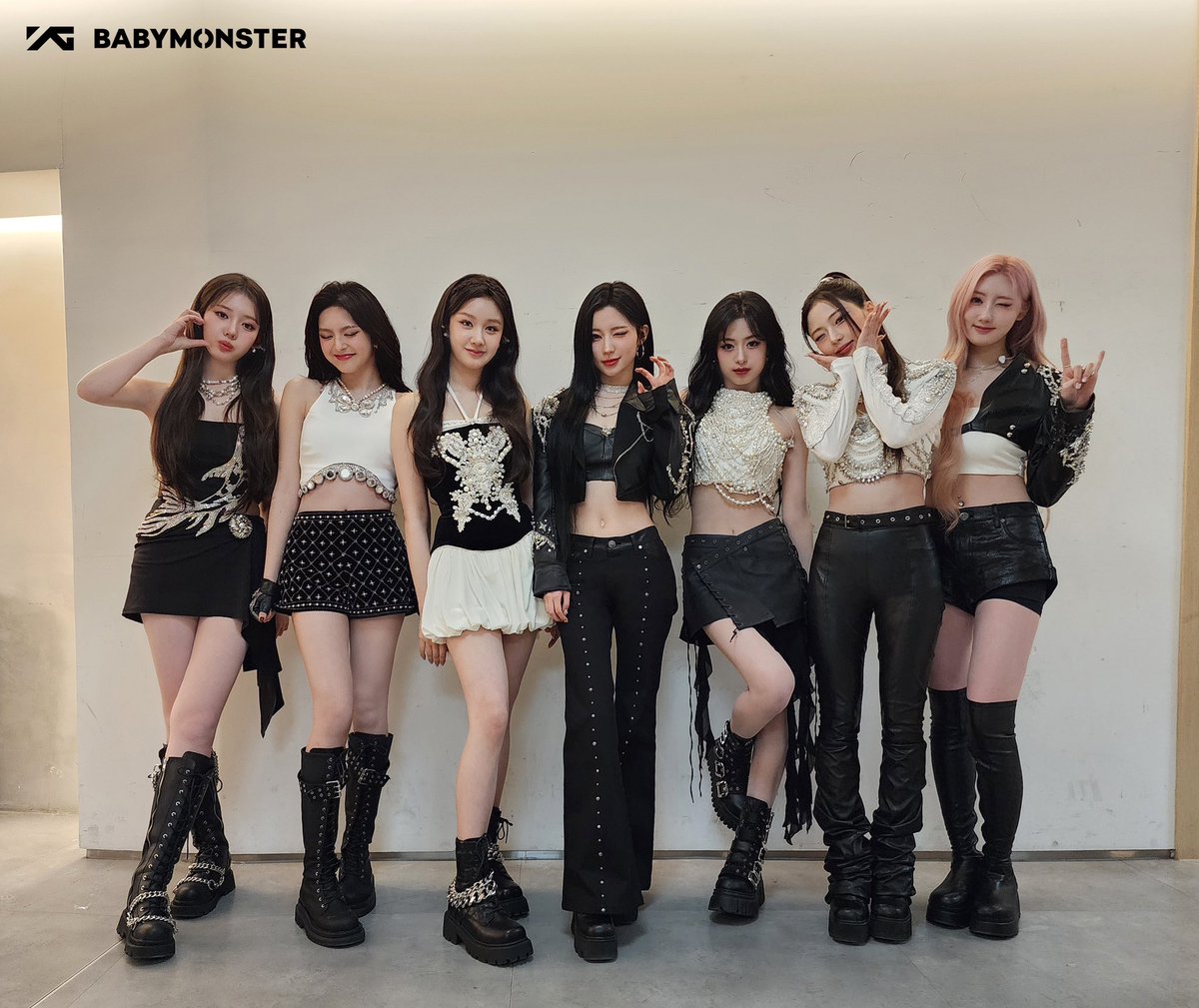 forbabymonster's tweet photo. #BABYMONSTER Group Photo on 2025 BABYMONSTER 1st World “HELLO MONSTERS” In Seoul 

#베이비몬스터 @YGBABYMONSTER_ https://t.co/3f2JIRIxvB