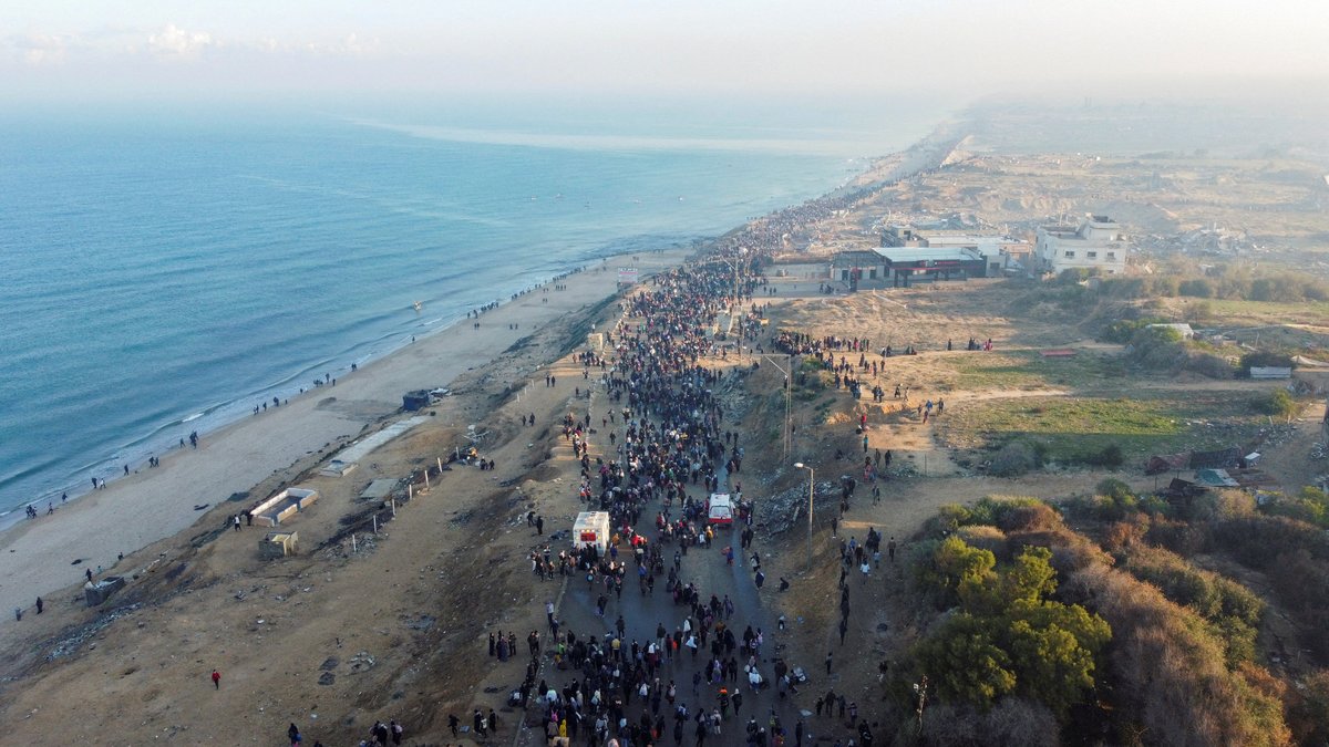 Palestinians return to north Gaza in historic moment
