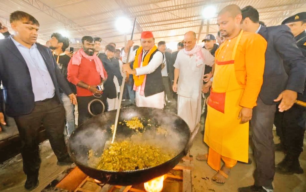 अखिलेश हिन्दुओं के लिए भंडारा तैयार कर रहे

            हिन्दुओ एकता बनाये रखो
अभी तो ये कुर्ते के ऊपर जनेऊ भी पहनेगा🖐️