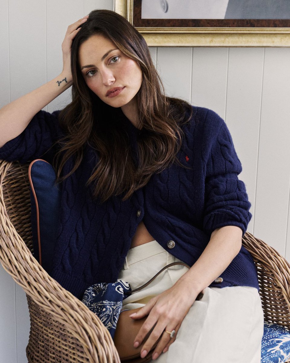 RalphLauren's tweet image. A celebration of sport and style at the #RalphLauren suite.

Guests including #MarkLee, #PhoebeTonkin, and #RossLynch arrive wearing sporty #PoloRalphLauren looks to watch the final matches of the @AustralianOpen.

#AusOpen #PoloRLStyle #AO2025 #PoloRalphLaurenxMARK